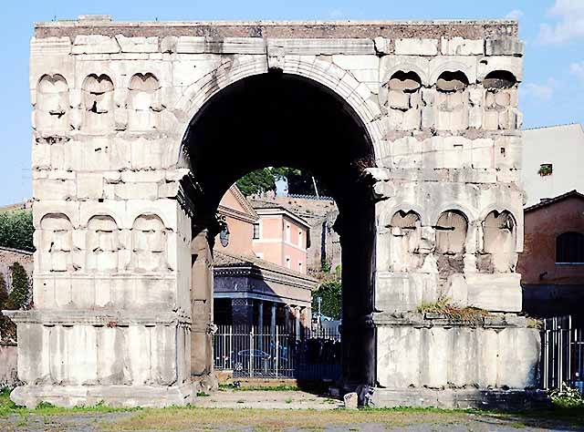 ローマに立つヤヌス門