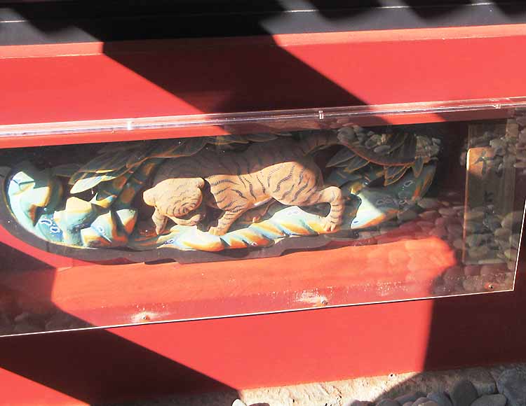 透塀に施された彫刻（写真は「竹と虎」）