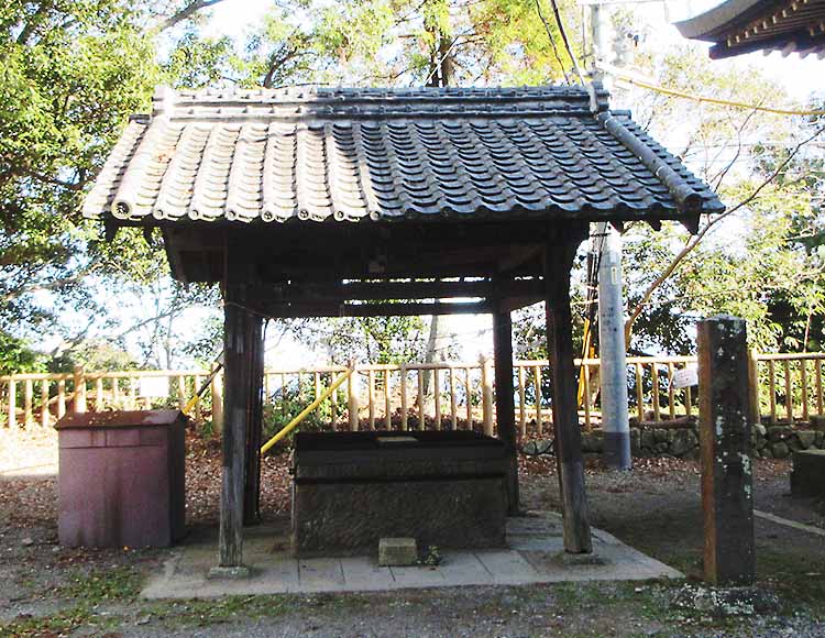 武田信玄の城だった名残「勘介井戸」が残る