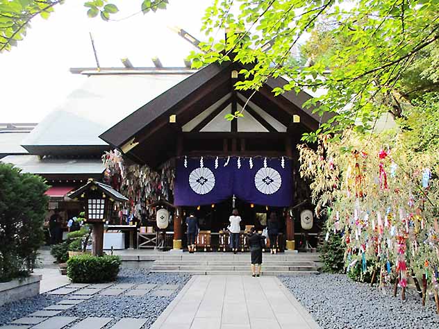 七夕飾りが施された東京大神宮の拝殿前