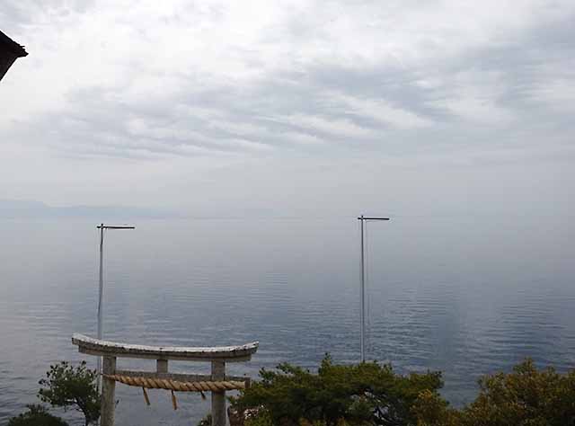 都久夫須麻神社拝殿から琵琶湖を望む
