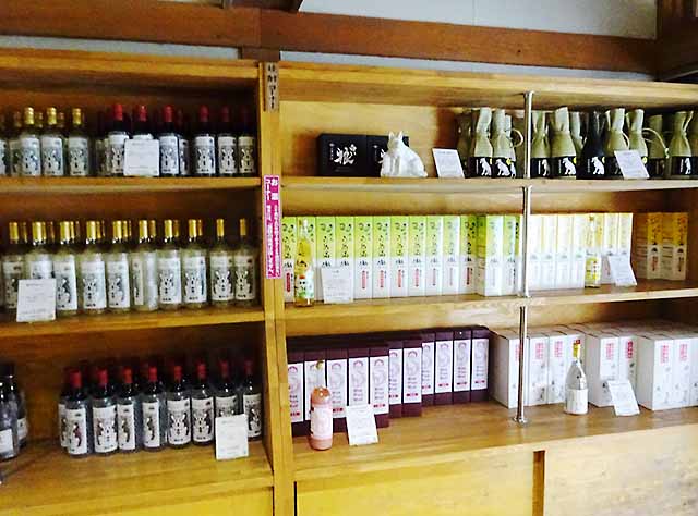三峯神社の境内でも社で作ったお酒を販売