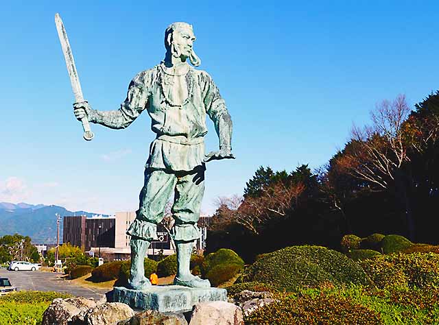 ヤマトタケル像（日本平公園入口付近）