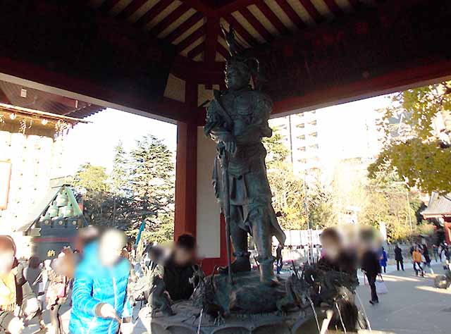浅草寺のお水舎には高村光雲作の龍神像（沙竭羅龍王像）が