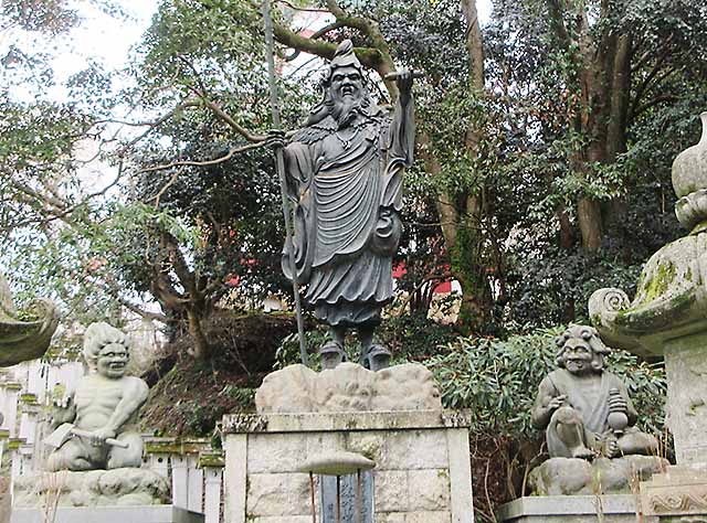 金峯山寺境内にある役小角の像