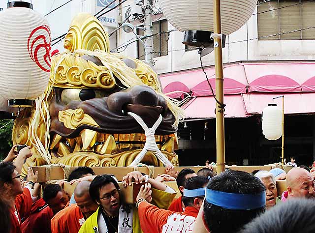 お祭りで担ぎ出される波除神社の大獅子