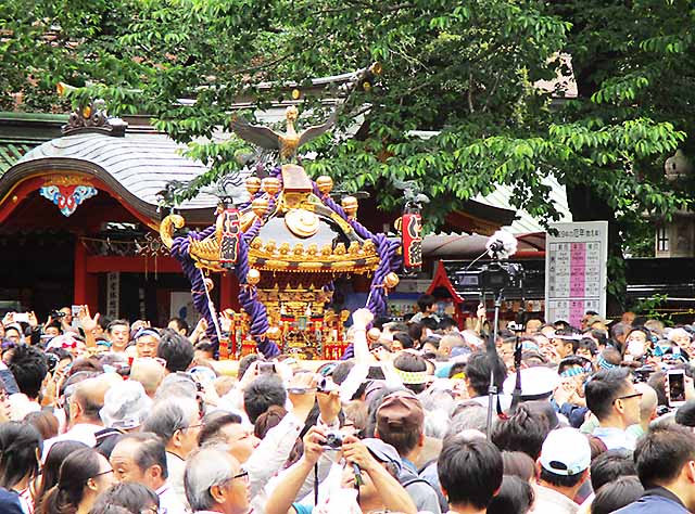 神田祭の最後、宮入りは担ぐ人と観る人で大混雑