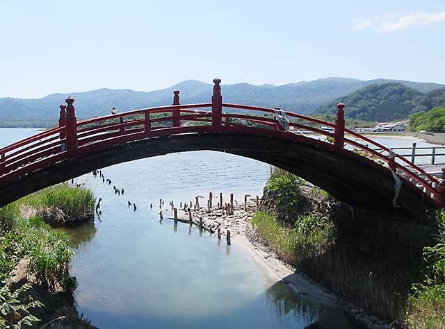 三途の川にかかる太鼓橋