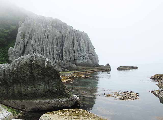 向こうに見えるのが蓬莱山と極楽浜