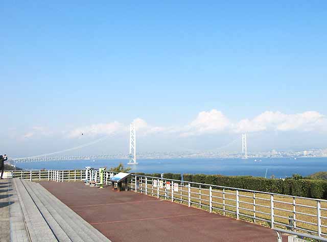 彼方に見えるのが明石海峡大橋。向かいは神戸