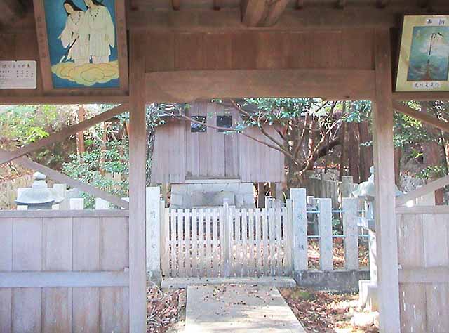 自凝神社の拝殿と本殿