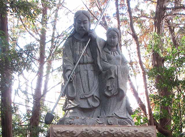 自凝神社に立つ2柱の像