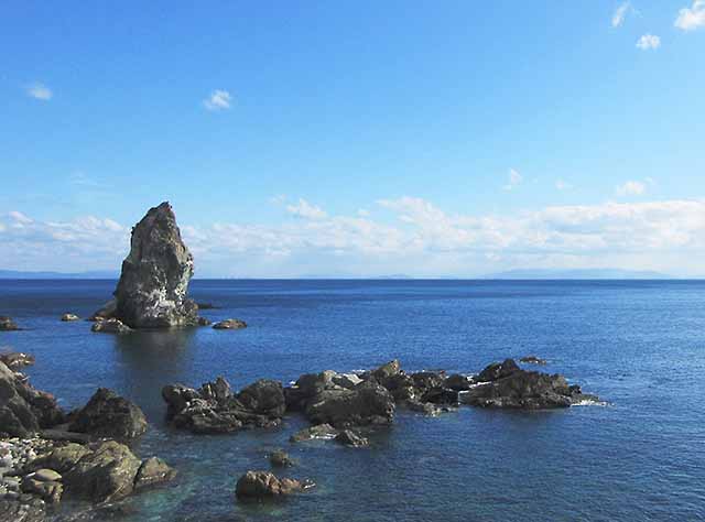 上立神岩。向かいに見えるのは紀伊半島