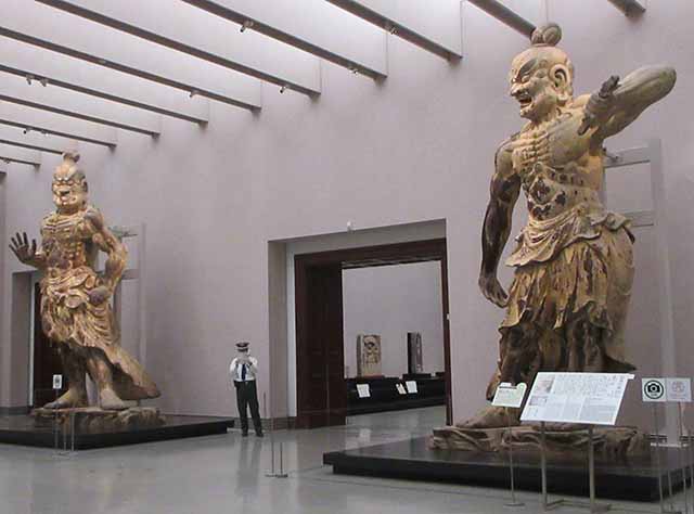 金峯山寺の仁王像。この大きさ!警備員さんと比較してみて