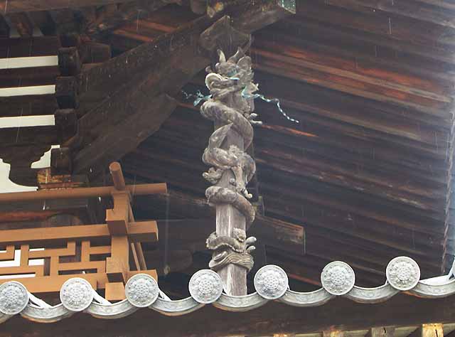 法隆寺・金堂の四隅には龍の像が絡みつく