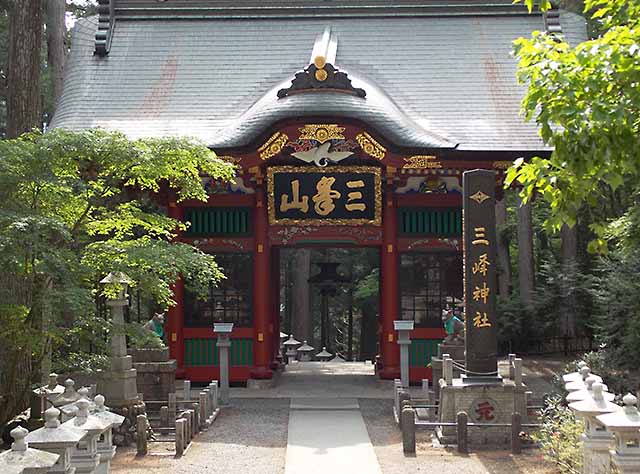 三峯神社随神門