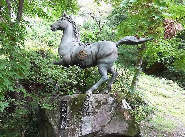 境内にある馬頭観音像