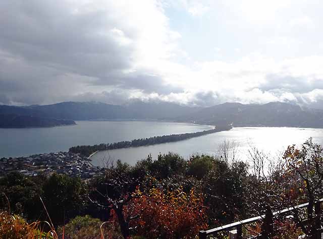 雨が一瞬上がって虹も出現（傘松公園より）