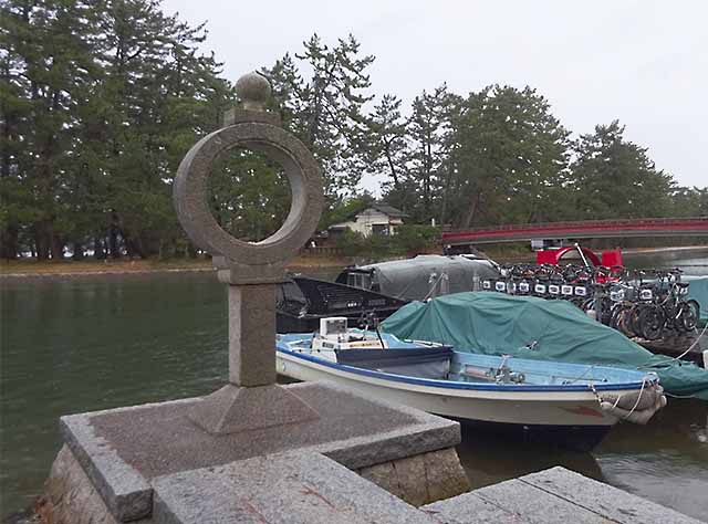 「智恵の輪灯籠」右手に見える橋が廻旋橋