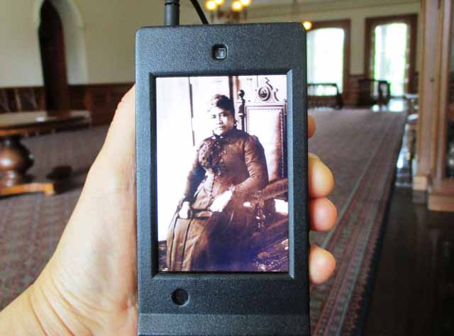 イオラニ宮殿の音声案内（画面は幽閉時のリリウオカラニ女王）